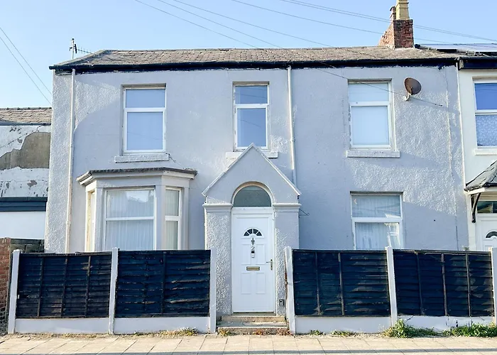Charming 3-Bed Home Near Blackpool Attractions
